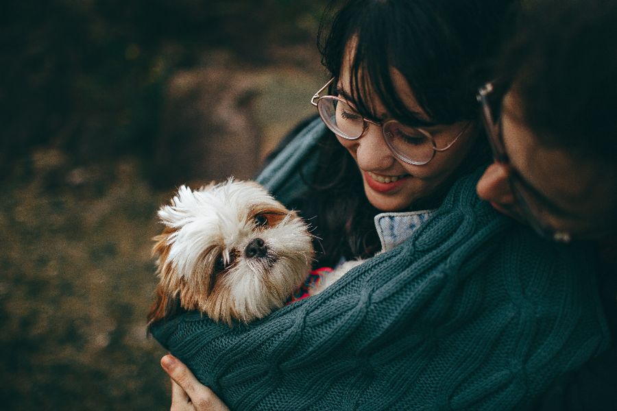 Tutora abraçando o cachorro que adotou